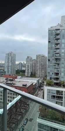 Newly Furnished 3 Bed 2 Bath on Robson Street! - Photo 1