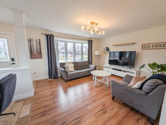 50 Whittaker Ave, Grimsby - Waterfront 3 Bed Main Unit - Photo 1