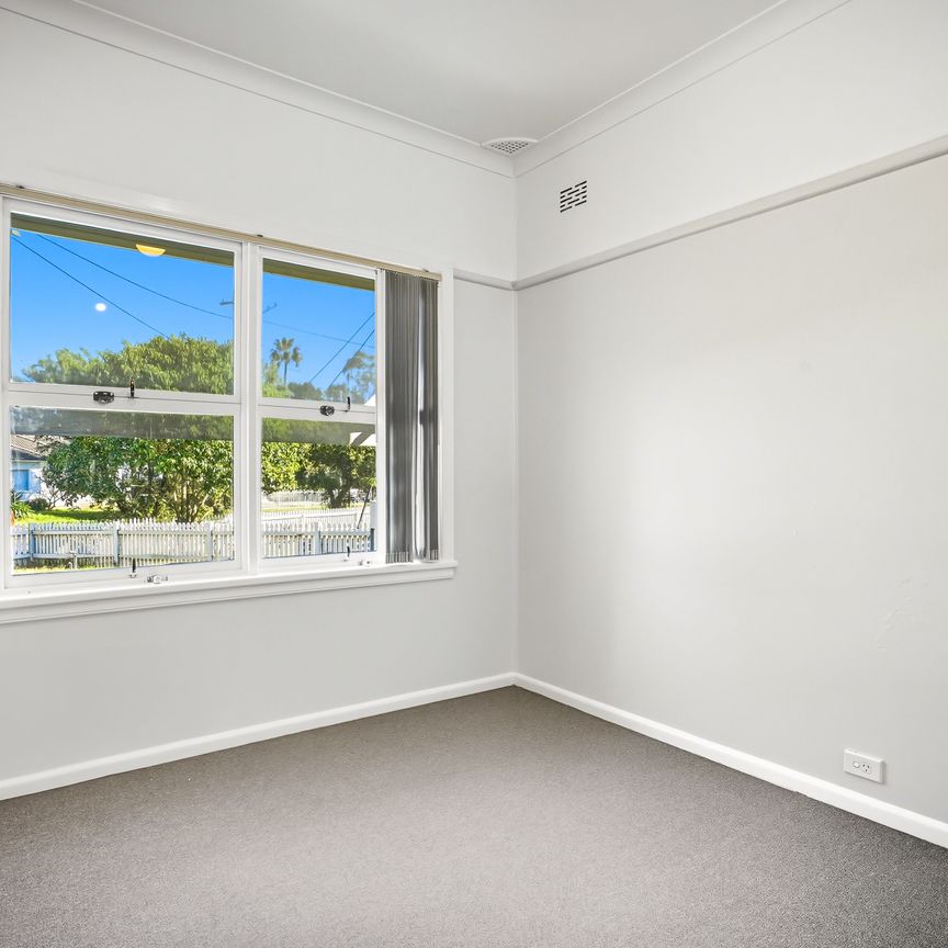 Spacious Three Bedroom Home! - Photo 1