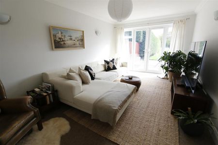 3 bedroom semi-detached bungalow to rent - Photo 2