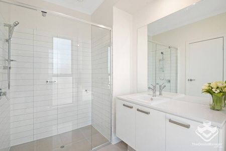 Luxurious 2 bedroom Townhome on the Park at Sola North Lakes - Photo 5