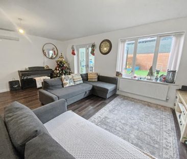 4 bedroom detached house to rent - Photo 2