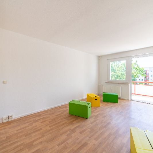 Attraktive Wohnung im Herzen von Halle-Neustadt - Küche und Bad mit Fenster - Foto 1