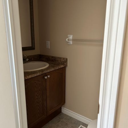 Burlington Downtown Townhome for Lease - Photo 4