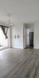 Renovated Apartment In Ultra Convenient Location - Photo 3