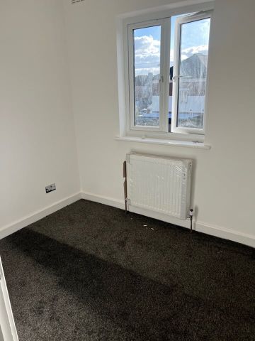2 Bed Flat, First Floor, IG2 - Photo 3