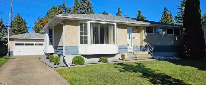 Charming and Spacious Family Home in Mature Neighborhood - Tons of Light & Comfort! | 7712 143A Street Northwest, Edmonton - Photo 1