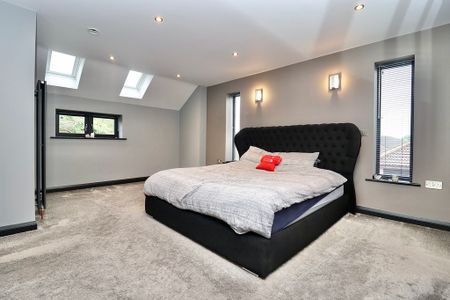 4 bedroom Detached House to let - Photo 2