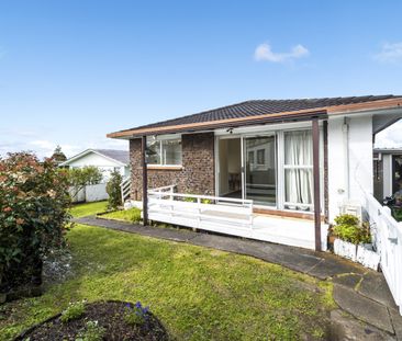 West Is Best – Cozy 2-Bedroom Standalone Home with Spacious Living - Photo 3