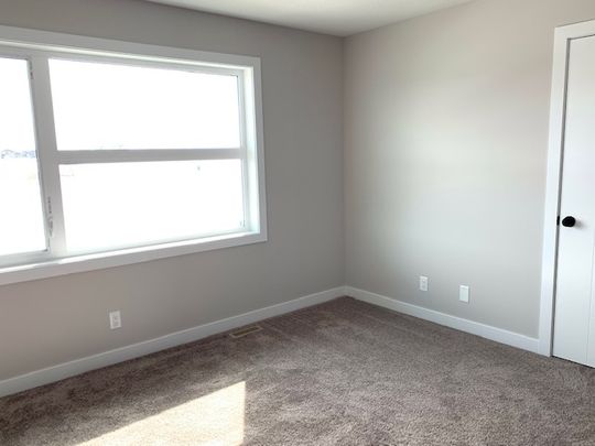 Gorgeous Pet Friendly 3-Bed Townhome in Aspen Lakes Blackfalds!! - Photo 1