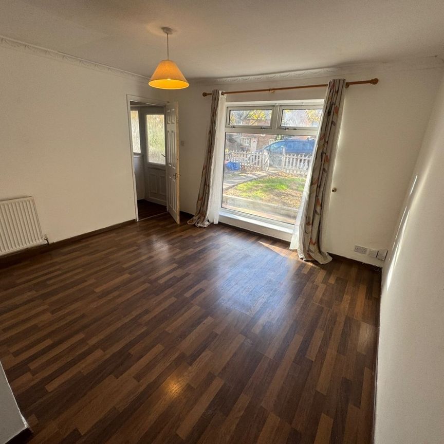 3 bed terraced house to rent in Shephall Way, Stevenage, SG2 - Photo 1