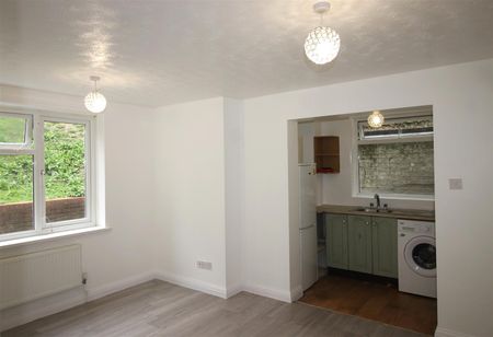 Amersham Hill, High Wycombe - Photo 2