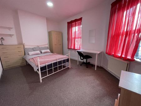 4 bedroom terraced house to rent - Photo 3