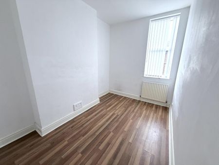 3 bedroom flat to rent - Photo 4