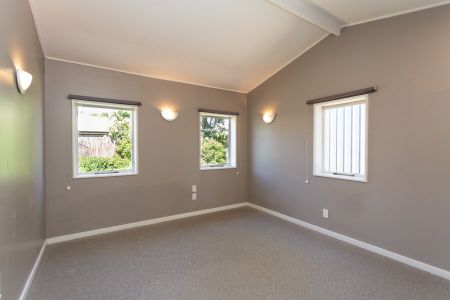 Close to UC, Upper Riccarton 8 bedrooms, 3 bathroom areas and 2 living spaces - Photo 5