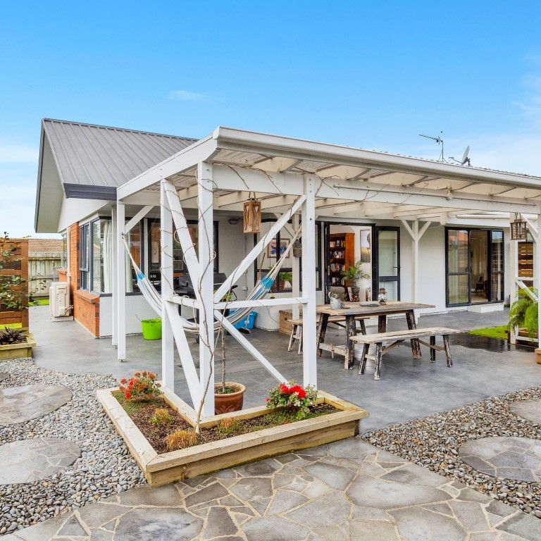 Beautiful Home in Quiet Cul-De-Sac - Papamoa - Photo 1