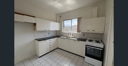 Neat & Tidy 2 bedroom unit located in quiet neighbourhood - Photo 3