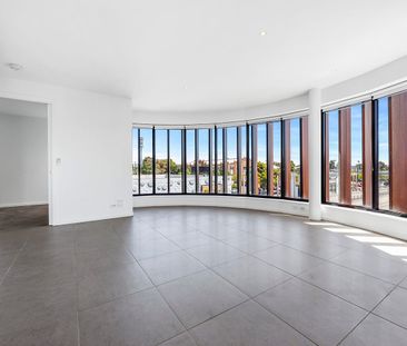 Stylish penthouse living in prime location - Photo 1