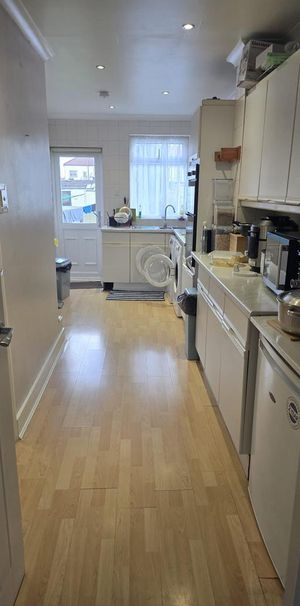 1 bedroom in a house share to rent - Photo 1