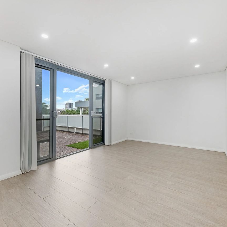 Penthouse-Style Apartment Minutes' To Trains - Photo 1