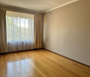 “Spacious & Convenient Family Home – Walk to School” - Photo 5