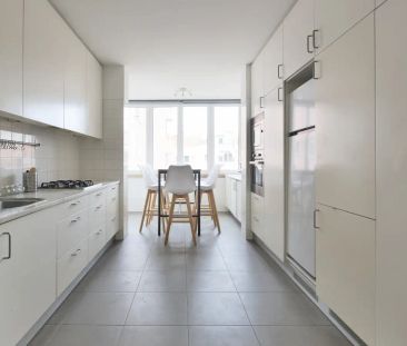 Room in a shared 9-bedroom apartment for rent in Lisbon, professionals only and smoking not allowed. - Photo 2