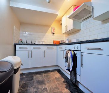 3 bedroom Flat in Brudenell Mount, Leeds - Photo 6