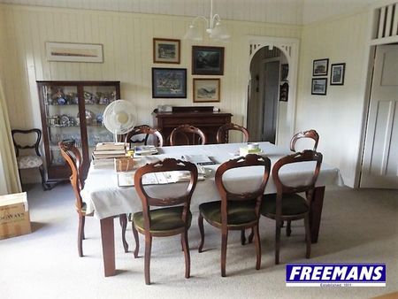 4 Bedroom, 2 Bathroom Home on 1,399 m² Block - Photo 3