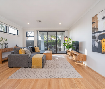 A beautifully designed 3-bedroom modern home, ideal for entertaining - Photo 1