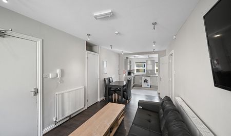 Spacious 3-Bed, 1-Bath Student Flat with Large Communal Garden & Free Parking - Photo 2