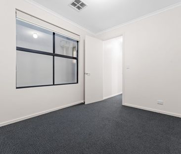 Modern Townhouse in Prime Adelaide CBD Location! - Photo 6