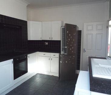 2 bedroom end of terrace house to rent - Photo 2