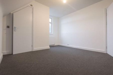 3 bedroom flat to rent - Photo 4