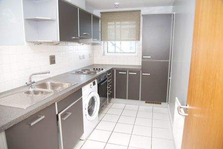 Guide Price £1,800 pcm - Available Now - Unfurnished - Photo 5