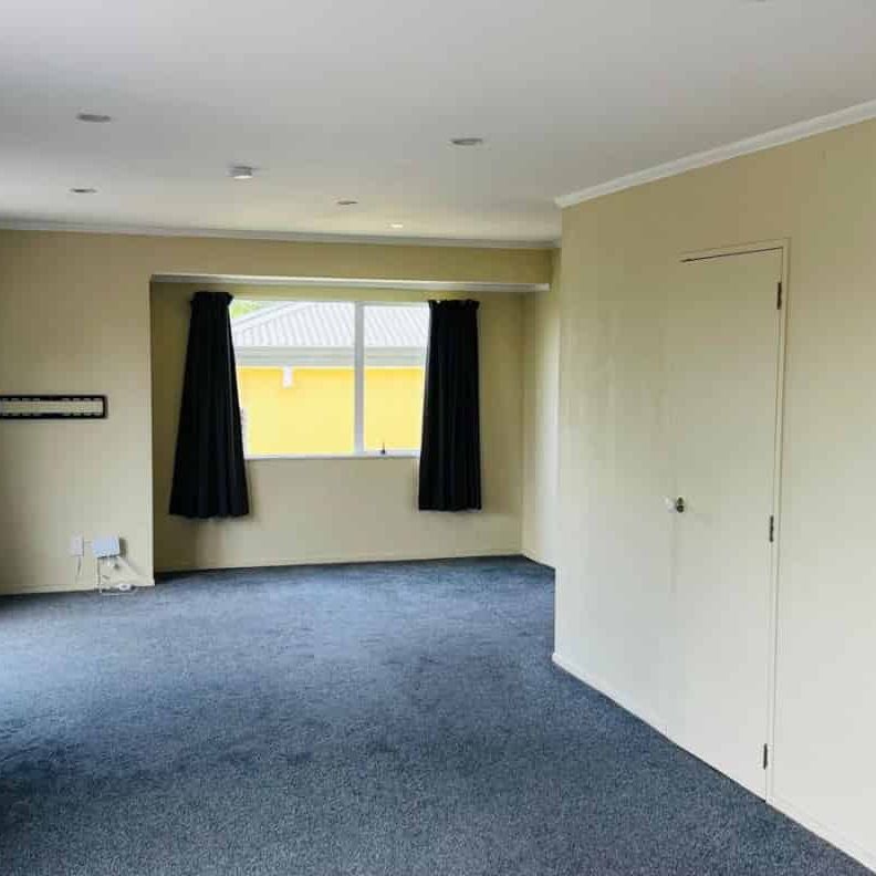 Ready to movie in 3 Bedroom 2 Bathroom property - Photo 1