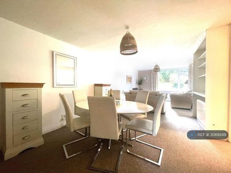 3 bedroom flat to rent - Photo 4