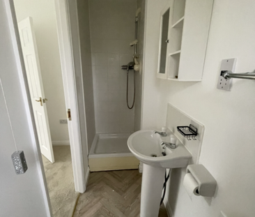 Thee Bedrooms & Three Bathroom House with Two Parking Spaces for Re... - Photo 4