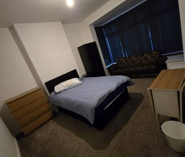 Room in a Shared House, Sladefield Road, B8 - Photo 3