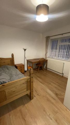 1 bedroom in a house share to rent - Photo 3