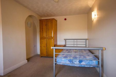1 bedroom in a house share to rent - Photo 2