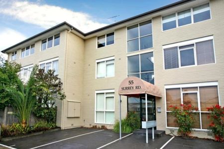 Spacious Unfurnished 1-Bedroom Apartment with Large Courtyard - Photo 2