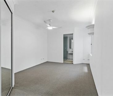 Beachfront Living in Surfers Paradise! - Photo 3