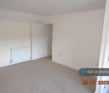 3 bedroom semi-detached house to rent - Photo 6