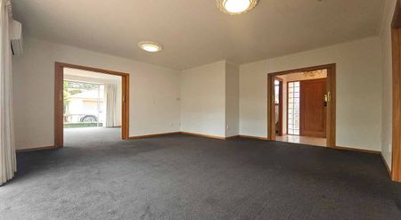 Spacious4 Bedroom home in Prime Riccarton Location - Photo 2