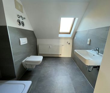 Dachgeschoss-Raumwunder – Einbauküche & Garten möglich - Photo 2