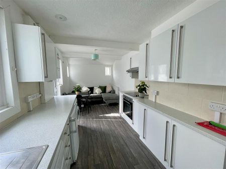 1 bedroom in a house share to rent - Photo 4