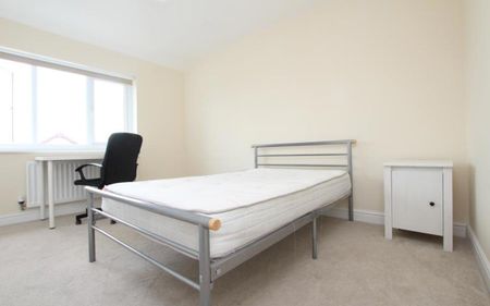 STUDENT PROPERTY - A superb six bedroom property in a brand new development of Stoke Gifford (close to UWE) on a fully furnished basis with bills excluded. - Photo 3