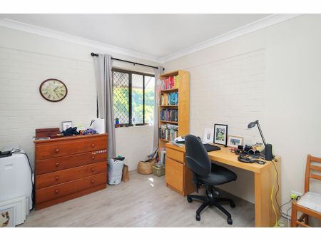 Renovated unit in a quiet convenient location - Photo 4