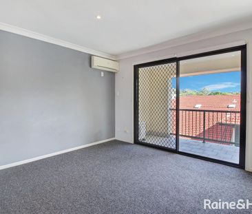 Ultra-Convenient Three Bedroom Townhouse - Close to UQ! - Photo 3