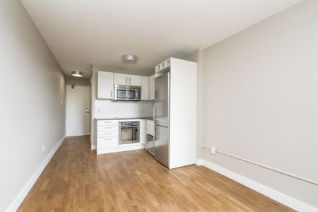 798 Richmond Street West - Photo 2